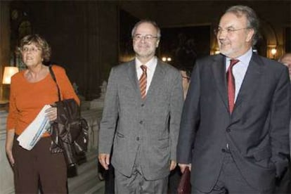 El vicepresidente Pedro Solbes, a la izquierda, con el consejero de Economía, Antoni Castells.