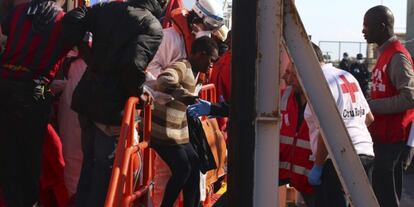 Cruz Roja atiende en diciembre a unos inmigrantes llegados a Almería.