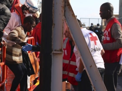 Cruz Roja atiende a los inmigrantes llegados a Almería, el viernes.