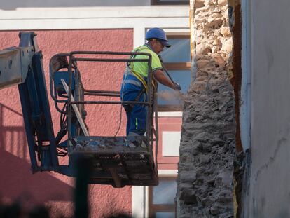 Un trabajador de la construcción en Torrelavega, Canarias.