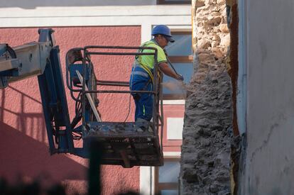 Un trabajador de la construcción en Torrelavega, Canarias.