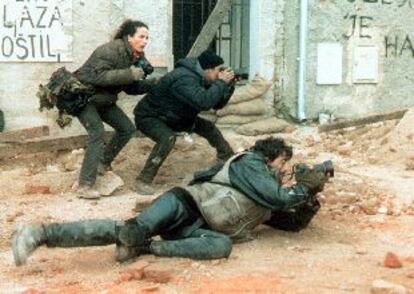 Andie McDowell, Elias Koteas y Adrian Brody, en una secuencia de <i>Las flores de Harrison</i>.