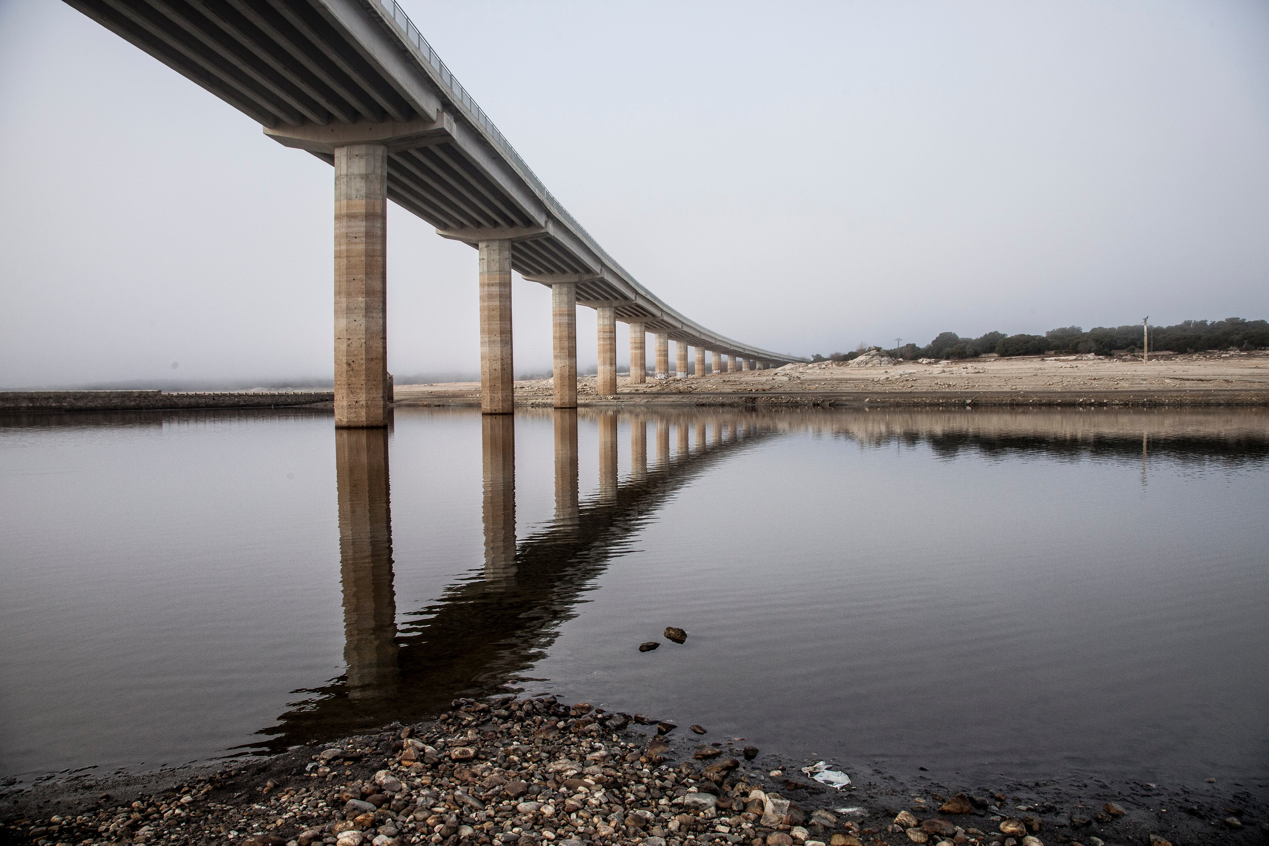 Vista del embalse de Valmayor (Madrid) cuando estaba al 32% de su capacidad en 2018.