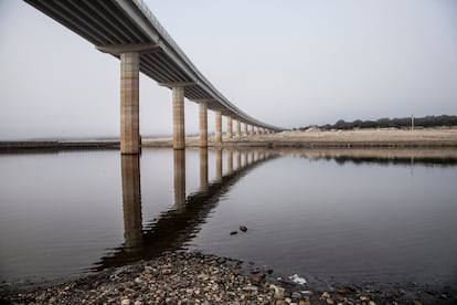 Vista del embalse de Valmayor (Madrid) cuando estaba al 32% de su capacidad en 2018.