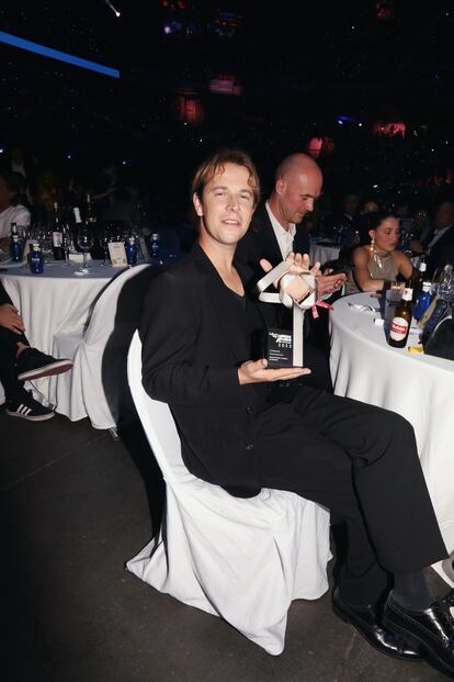 El británico Tom Odell con su premio a la mejor gira en la categoría internacional.