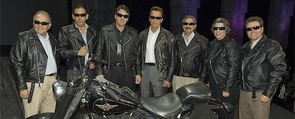 Gobernadores de México y Estados Unidos, con Arnold Schwarzenegger en el centro, caracterizados como personajes de la película 'Terminador'