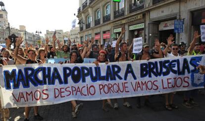 Indignados del 15-M en la Puerta del Sol, al iniciar la marcha hacia Bruselas.