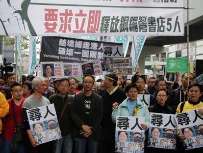 Protesta este domingo en Hong Kong por la desaparici&oacute;n de libreros.
