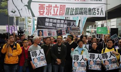 Protesta este domingo en Hong Kong por la desaparici&oacute;n de libreros.