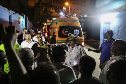 Una ambulància trasllada víctimes de l'incident al Caire.