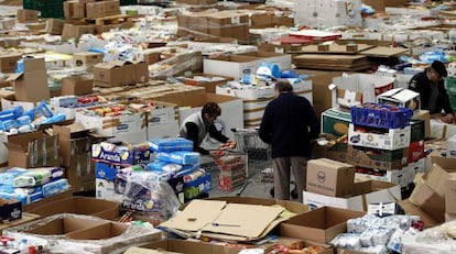 Voluntarios del Banco de Alimentos de Gipuzkoa clasifican productos en Oiartzun.