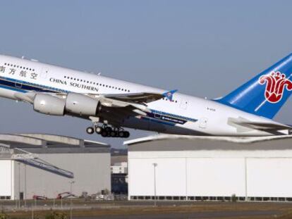 Un Airbus comprado por China Southern Airlines despega del centro de entrega de pedidos en Francia.