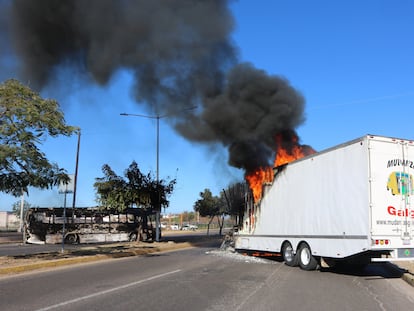Camiones incendiados sobre una vialidad en Culiacán, en el Estado de Sinaloa, el 5 de enero de 2023.