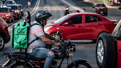 Un repartidor de aplicación en Ciudad de México, el 12 de diciembre de 2024.
