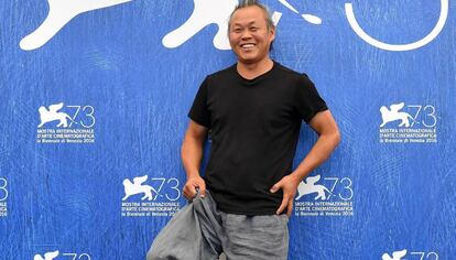 El director Kim Ki-duk posa frente al pase gr&aacute;fico de la pel&iacute;cula &#039;Geumul&#039; durante la 73 edici&oacute;n del Festival de Venecia. 
 