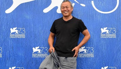 El director Kim Ki-duk posa frente al pase gráfico de la película 'Geumul' durante la 73 edición del Festival de Venecia.