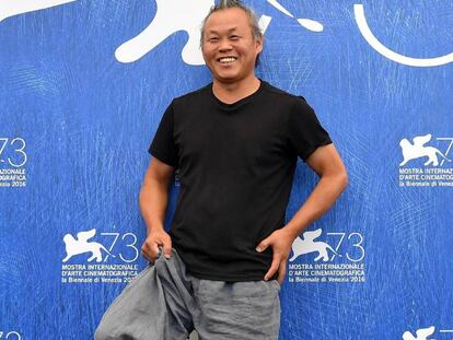El director Kim Ki-duk posa frente al pase gr&aacute;fico de la pel&iacute;cula &#039;Geumul&#039; durante la 73 edici&oacute;n del Festival de Venecia. 
 
