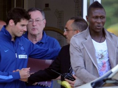 Yoann Gourcuff y Mapou yanga-Mbiwa abandonan el hotel de concentración.