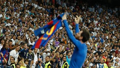 La afición del Bernabéu, en la celebración del segundo gol de Messi.