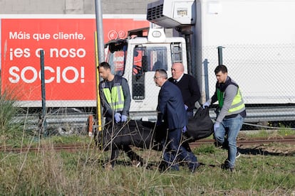 Momento del levantamiento del cadáver este lunes del hombre muerto por un disparo policial en A Coruña