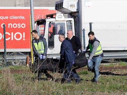 Momento del levantamiento del cadáver este lunes del hombre muerto por un disparo policial en A Coruña