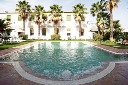 Piscina exterior del balneario El Raposo.