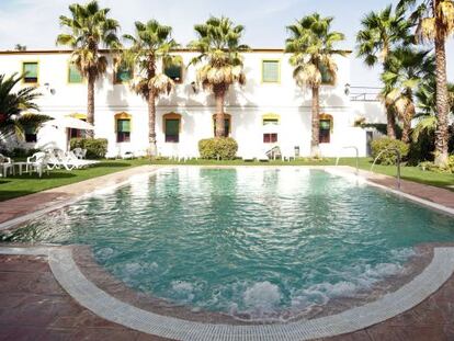 Piscina exterior del balneario El Raposo.