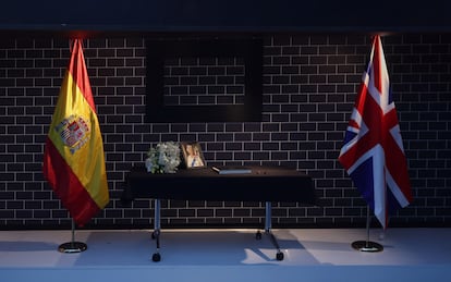 Libro de condolencias e imagen de la reina Isabel II, en la Embajada de Reino Unido en Madrid, este 9 de septiembre de 2022.