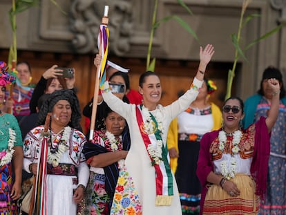 Claudia Sheinbaum saluda a simpatizantes tras recibir el bastón de mando, este martes en el Zócalo de Ciudad de México.