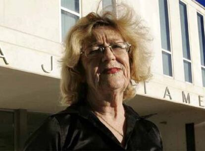 María Martínez Pérez, <i>Marieta,</i> frente al Ayuntamiento de Benidorm, donde trabaja desde hace 52 años.