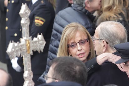 El expresidente de la Xunta tenía cinco hijos. En la imagen, una de ellas es consolada por un allegado.