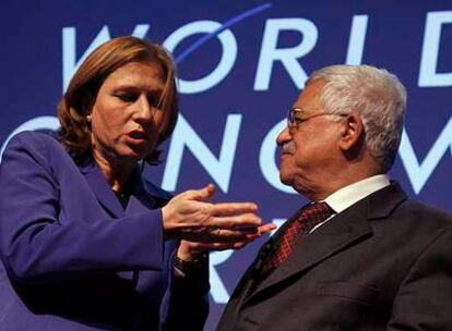 La ministra de Exteriores israelí, Tzipi Livni, y el presidente palestino, Mahmud Abbas, ayer en Davos.