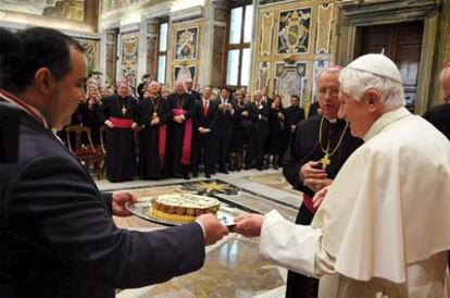 El papa Benedicto XVI recibe una tarta de frutas de parte de la fundación papal.