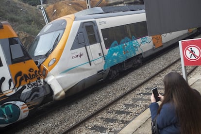 La colisión de dos trenes de la línea R4 de cercanías en la estación de Montcada i Reixac (Barcelona) provocó 155 heridos, de los cuales 150 están leves y los otros cinco menos graves, según los datos del Sistema de Emergencias Médicas. El accidente se produjo sobre las 07.50 horas, cuando un tren que circulaba en dirección Barcelona embistió por detrás a otro que se dirigía también hacia la capital catalana. 