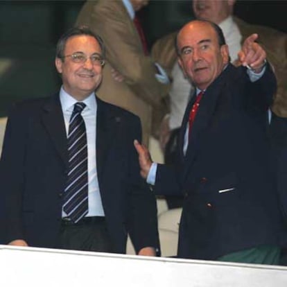 Florentino Pérez y Emilio Botín, en el palco del Bernabéu, en el partido entre el Real Madrid y el Racing de la temporada pasada.