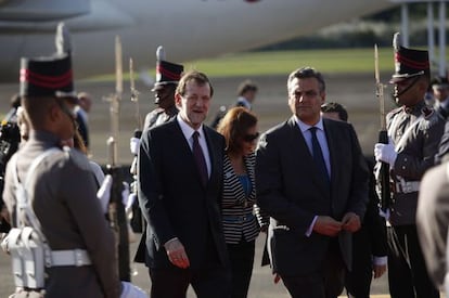 Mariano Rajoy (C) and Spanish Ambassador in Panama Jesus Silva Fern&aacute;ndez arrive at the summit. 