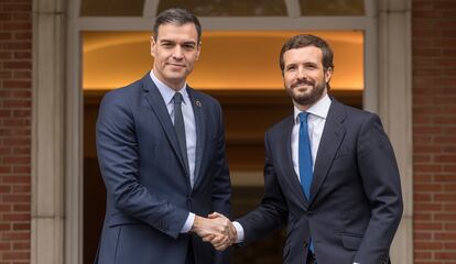 Pedro Sánchez y Pablo Casado en La Moncloa, en febrero de 2020.