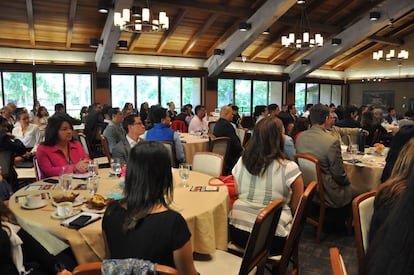 Reunión de líderes latinos en el Faculty Club de Stanford.
