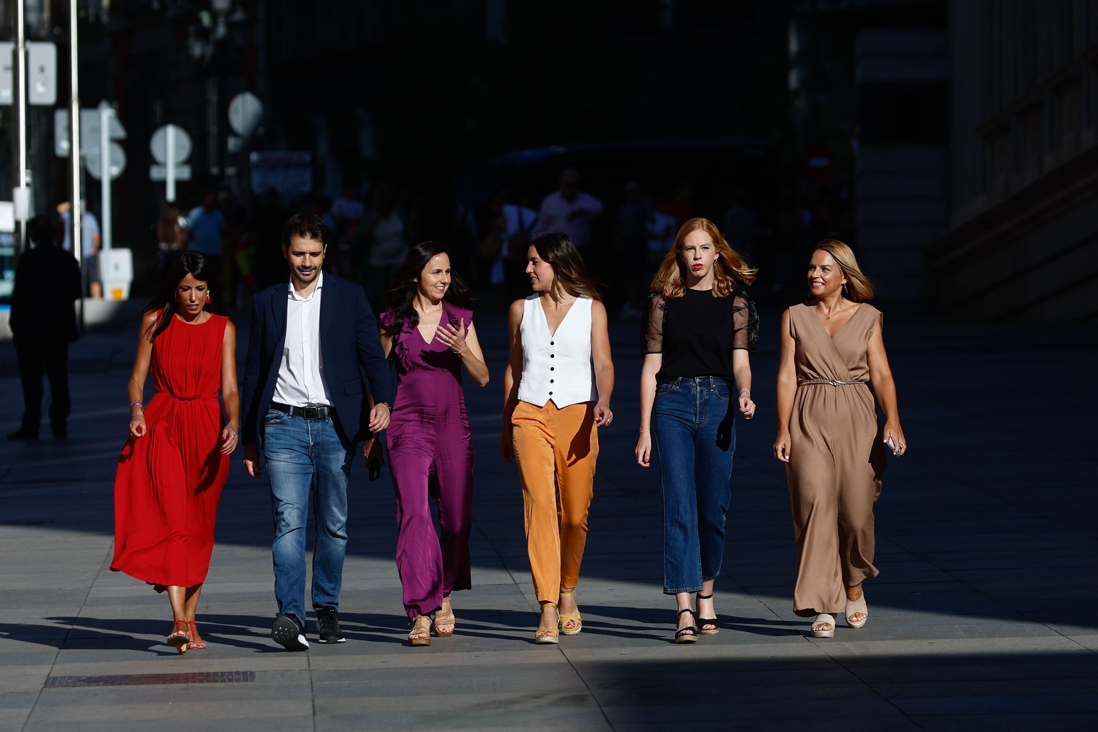 La formación hoy. 17 de agosto de 2023.Los cinco diputados de Podemos, hoy ubicados en el Grupo Mixto, junto a su candidata al Parlamento Europeo, la exministra de Igualdad, Irene Montero.