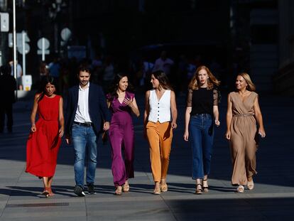 El grupo original de cinco diputados de Podemos en el Congreso, con Ione Belarra e Irene Montero en el medio, el pasado agosto.