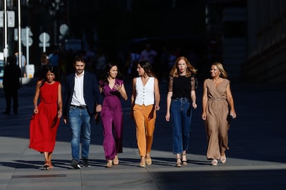 El grupo original de cinco diputados de Podemos en el Congreso, con Ione Belarra e Irene Montero en el medio, el pasado agosto.