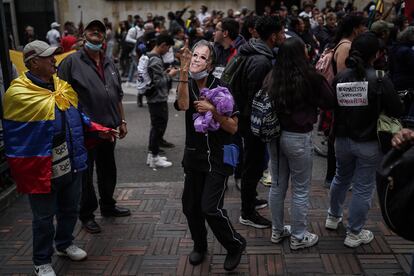 Una manifestante con una máscara del presidente Gustavo Petro baila durante el plantón en el centro de Bogotá.