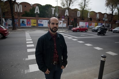 Carlos Bernardo junto al paso de cebra que consiguió que se instalase en el Paseo de la Chopera de Madrid.