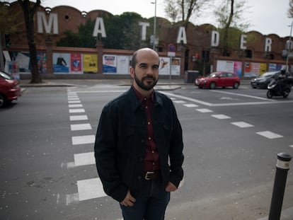 Carlos Bernardo junto al paso de cebra que consiguió que se instalase en el Paseo de la Chopera de Madrid.