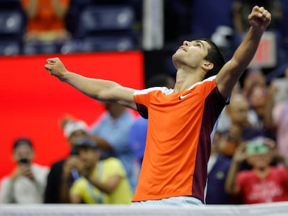 Carlos Alcaraz celebra su victoria contra Martin Cilic, en los octavos de final del US Open este martes.