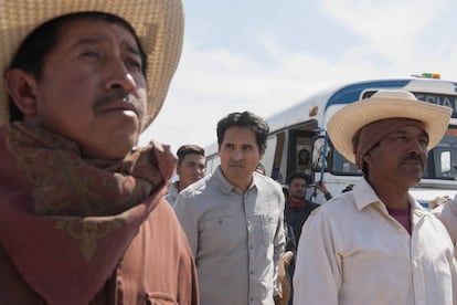 Michael Peña (centro) en 'Narcos:México'.