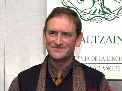 El hermano de La Salle, escritor y poeta Patxi Ezkiaga, cuando fue premiado por la Real Academia de la Lengua Vasca-Euskaltzaindia en 2001.