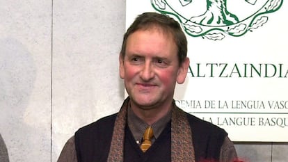 El escritor y religioso de La Salle Patxi Ezkiaga, acusado por una mujer de San Sebastián de abusar de ella en su infancia, en la ceremonia de entrega del premio de poesía de la Real Academia de la Lengua Vasca -Euskaltzaindia en 2001.