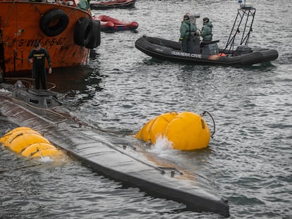 Efectivos de la Guardia Civil y Aduanas reflotan el narcosubmarino encontrado en la ría de Pontevedra, en noviembre de 2019.