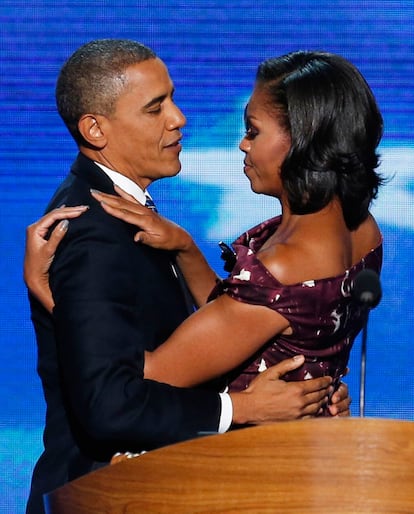 Barack Obama abraza a su esposa, Michelle, antes de comenzar su discurso el jueves por la noche.